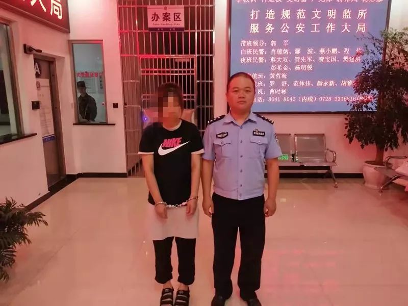 实拍:一女子在仙桃沃尔玛偷东西当场被抓,这下丢人了