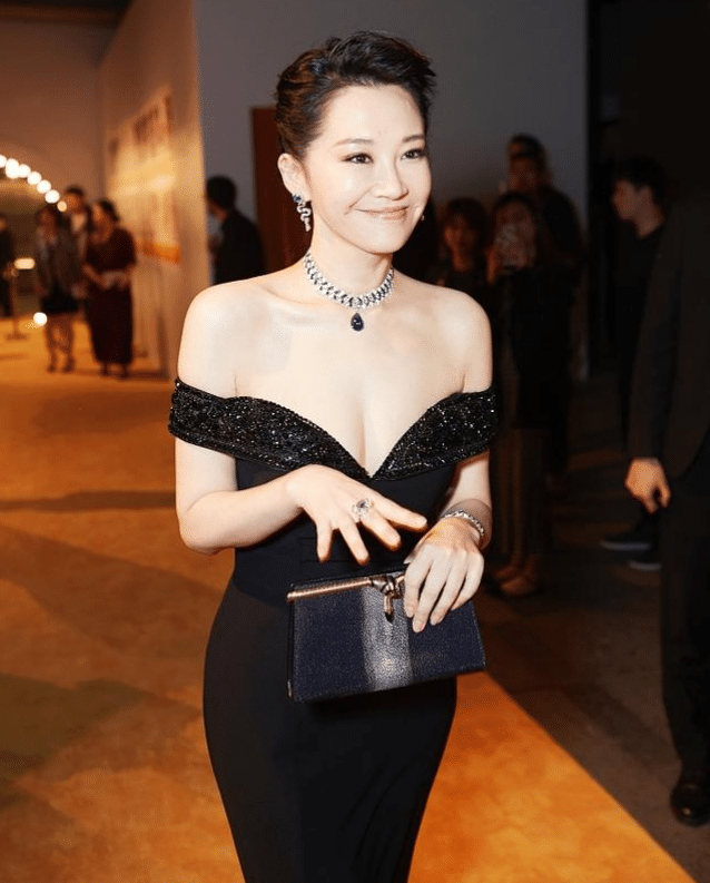 许晴近照罕见秀事业线，50岁身材堪比超模，网友：这谁抵得住？