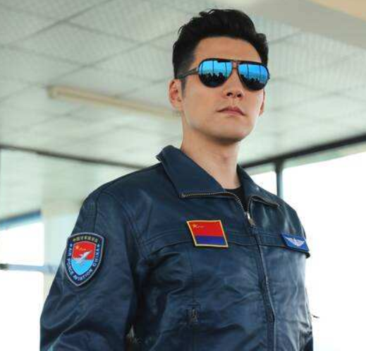 [一床情书]人生赢家！吴京张译杜江领跑国庆档，严屹宽贾乃亮则点燃十月荧屏