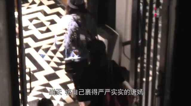 唐嫣怀孕又添新料？抛下罗晋与好友聚餐，不顾身材大口吃饭补营养
