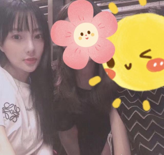李小璐带女儿聚会 6岁甜馨长发披肩很乖巧