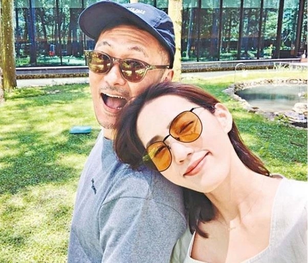 余文乐娶了什么神仙老婆！王棠云逛街完全不看奢侈品只顾跟儿子玩
