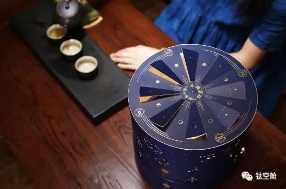 他把漫天星辰，装进月饼礼盒里