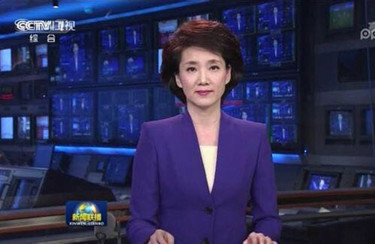 56岁央视主持人李修平近照，优雅有气质，网友：这才叫美人