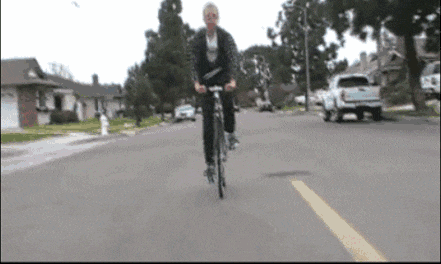 搞笑动态图片,这哥们也真是人才啊,骑自行车也能起飞了