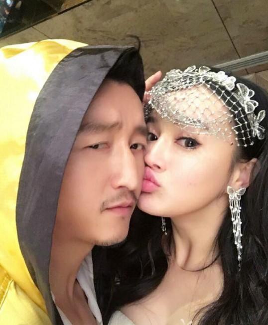 冉莹颖发布海滩泳照引热议,网友:最后一张尺度是不是有点大