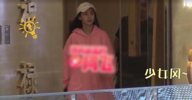 baby妈妈力超强！录音棚工作婆婆儿子探班，单手抱起2岁海绵
