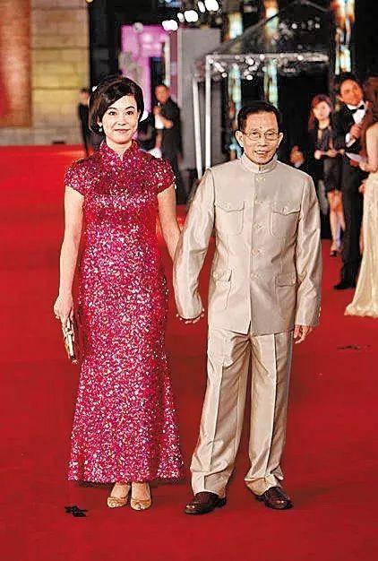 三月内母女先后办婚礼！55岁“83版小龙女”兼任作家律师主持人，现改嫁入豪门