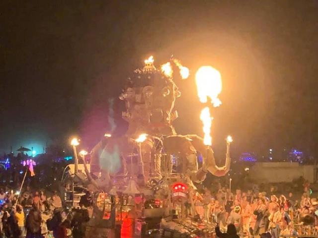 小S和老公参加火人节不忘秀恩爱，两人包裹严实和旁人呈鲜明对比