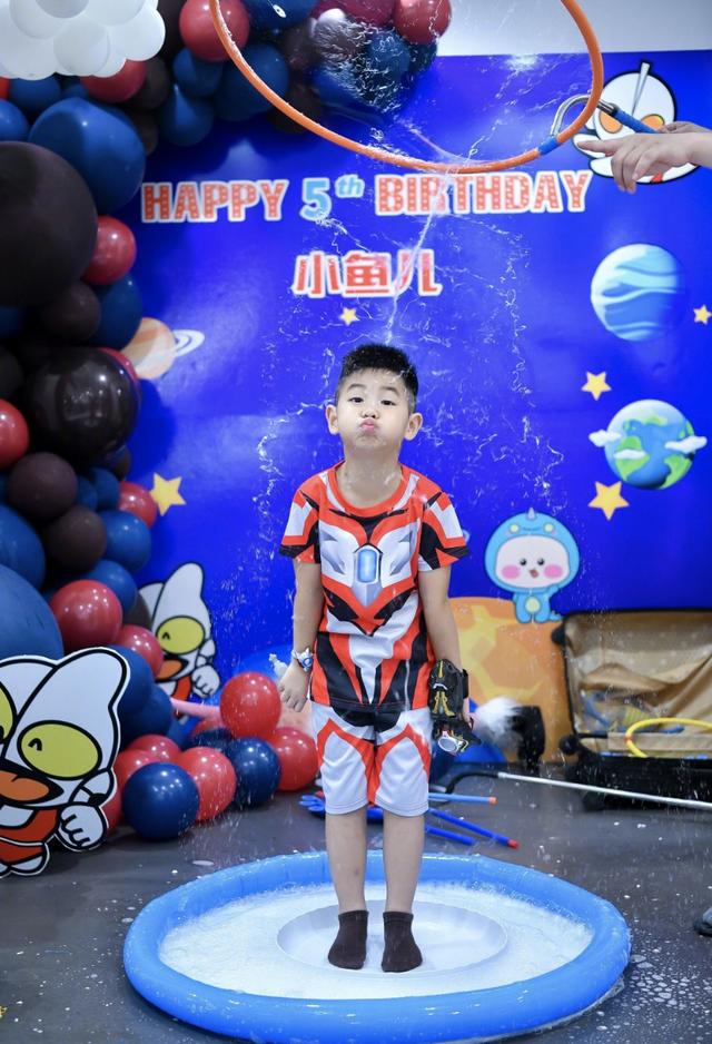 胡可为小儿子庆祝5岁生日，尼莫扮奥特曼活泼帅气