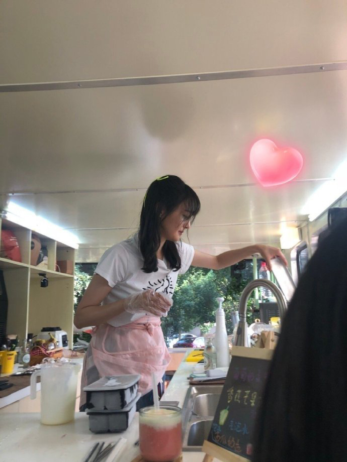 郑爽穿粉色围裙化身漂亮小厨娘，亲手为粉丝做奶茶太暖心