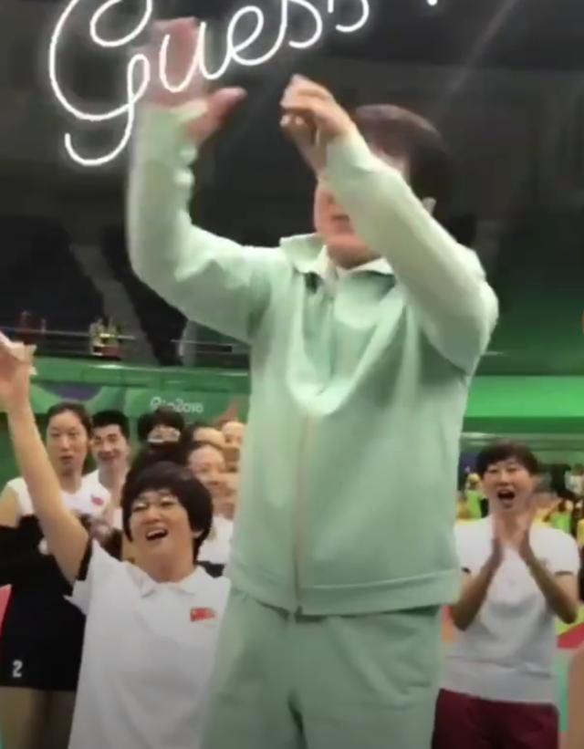 [娱情记事本]巩俐饰演郎平正面照曝光！造型还原度极高，背影一模一样