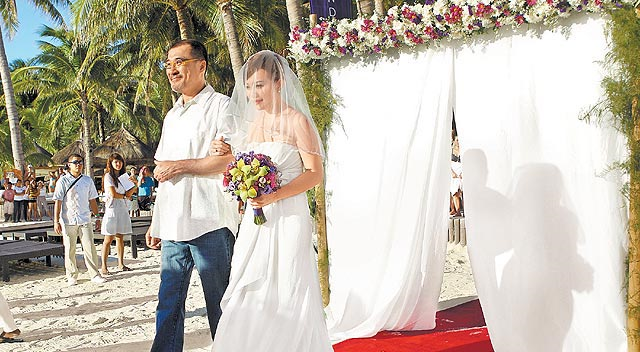 梁静茹老公与性感辣妹合影被扒，否认出轨却急关社交账号