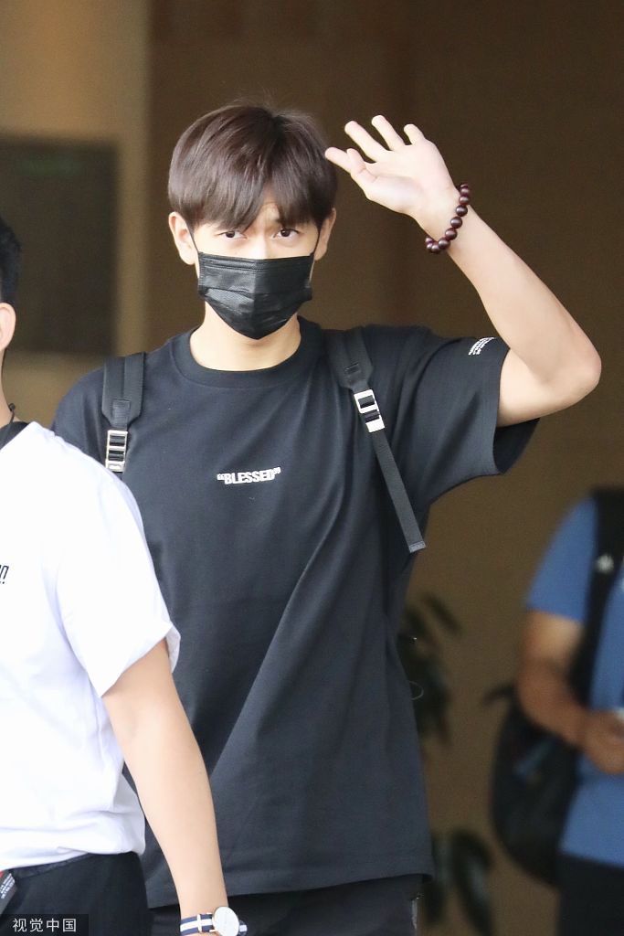 [娱乐星动]你的“现男友”！李现全黑look酷劲十足 乖巧挥手显反差萌