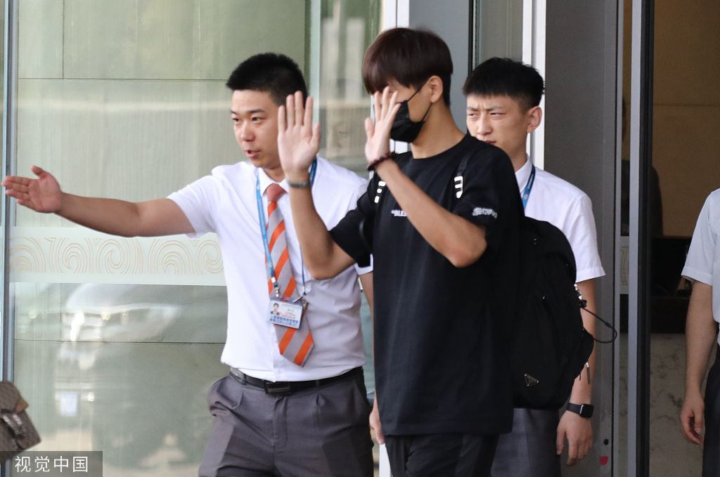 [娱乐星动]你的“现男友”！李现全黑look酷劲十足 乖巧挥手显反差萌