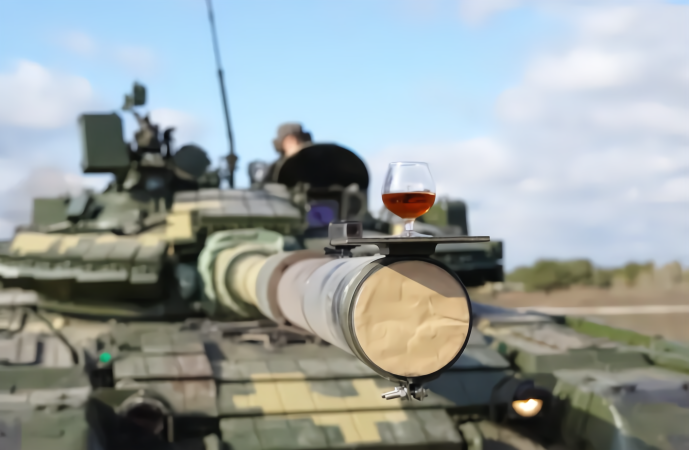 乌克兰T-80坦克表演炮口端酒杯 野地里奔驰一滴未洒