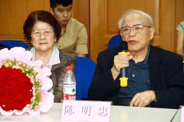家人称,他走时面容安详,去和他的好友林书扬,陈映真等老同学们相聚了.