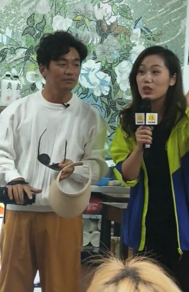 【熊猫娱乐】王宝强现身活动人气爆棚，女主持竟撞脸马蓉，评论区炸了