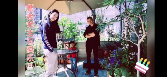姚晨机场K歌屋嗨唱1小时解压，穿豹纹上衣尽显大佬范儿