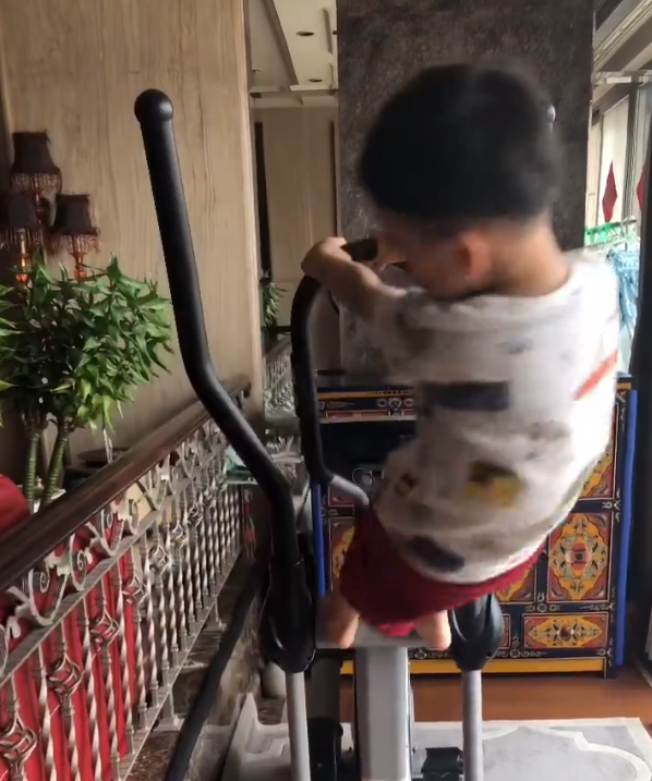 【会火】奥运冠军刘璇4岁儿子罕露面，母亲太宠儿，两人抬车不让孩子走路