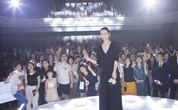 「伍脊六兽」张静初因打光问题“罢演”和于正起争执，她凭什么火了20年？