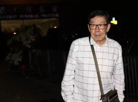 梁舜燕设灵众星致祭，干儿子李克勤神情哀伤，周润发刘德华送花圈悼念