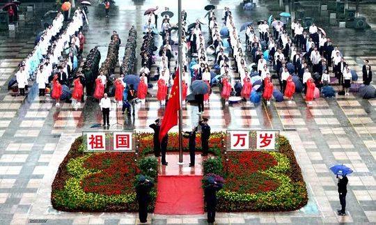 国歌响起的那一刻,所有人都扔掉了头上的雨伞