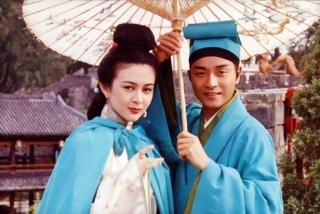 《新仙鹤神针》里反弹琵琶的蓝小蝶,《笑傲江湖》里柔情似水的任盈盈