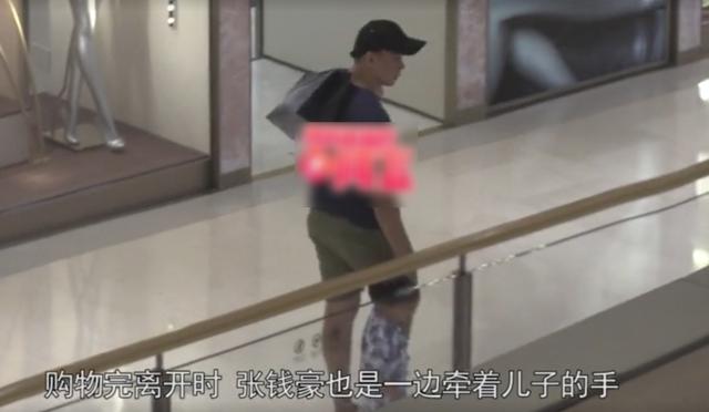 张雨绮带儿女与男友甜蜜逛街，张钱豪单手抱娃喂水超贴心