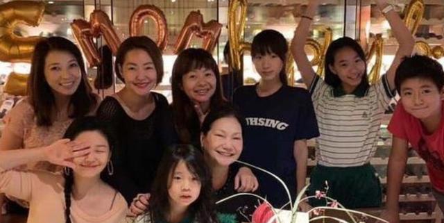 小S全家为妈妈65岁庆生，大S扎麻花辫出镜，俩姐妹喝到醉醺醺