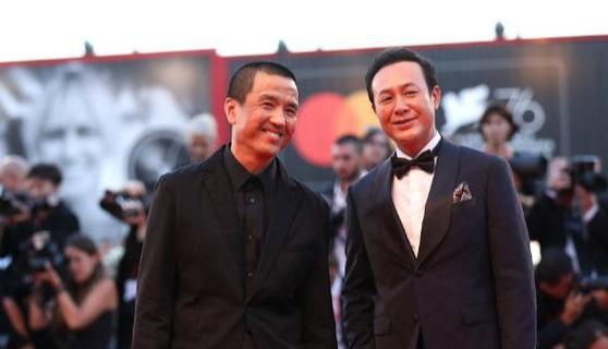 「巴塞电影」巩俐又在红毯美出新高度了！外国粉丝写中文字牌，一句话逗乐巩皇