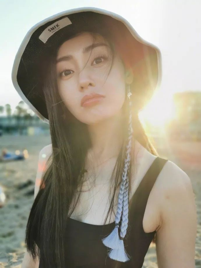 「不八卦会死星人」嫂子不吃醋？张天爱哥哥为她做饭擦鞋捏脚，兄妹间上演“背后抱”