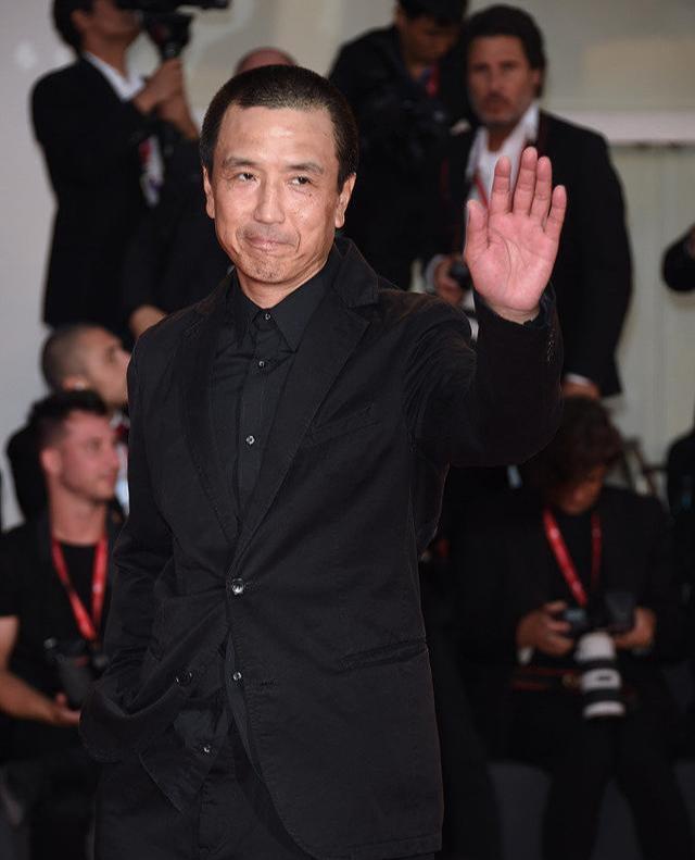「巴塞电影」巩俐又在红毯美出新高度了！外国粉丝写中文字牌，一句话逗乐巩皇