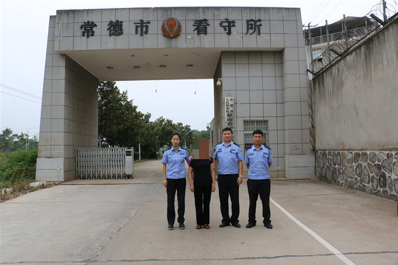 送往看守所拘留经查,赖某某系桃源县枫树乡人,现住县城幸福佳苑小区