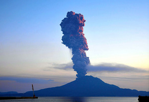 鹿儿岛—11月8日,这里的樱岛火山以壮观的方式喷发,火山灰和气体