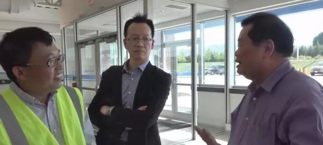 马斯克的中国工厂 vs 曹德旺的美国工厂