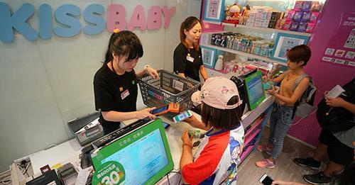 资料图片为:顾客在一家母婴用品商店用微信支付付款。中新社记者 张炜 摄