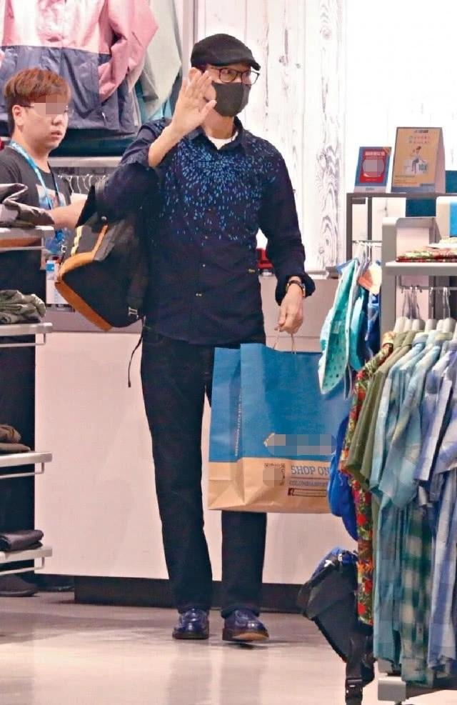 72岁郑少秋独自逛街买特价鞋，穿衬衫挺直腰板斯文帅气不减当年