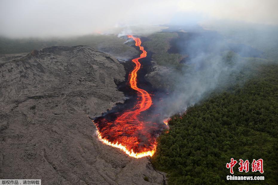 法属留尼汪岛火山喷发 熔岩流入印度洋 凤凰网