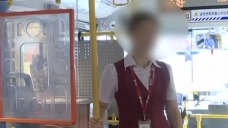 男子公交车上外放音乐 乘务员劝阻竟遭"回旋踢"