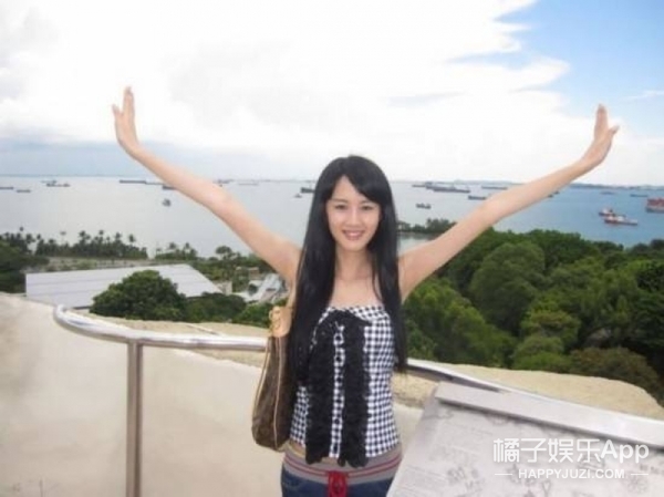 还记得《丑女无敌》里的助理小艾吗？她现在长这样了