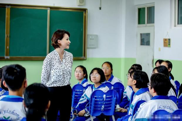 46岁央视主持人董卿现身中学课堂讲课，手上的书亮了