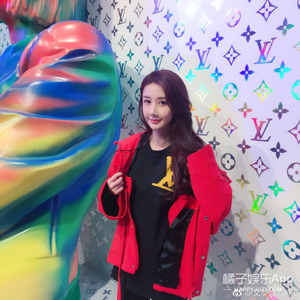 还记得《丑女无敌》里的助理小艾吗？她现在长这样了
