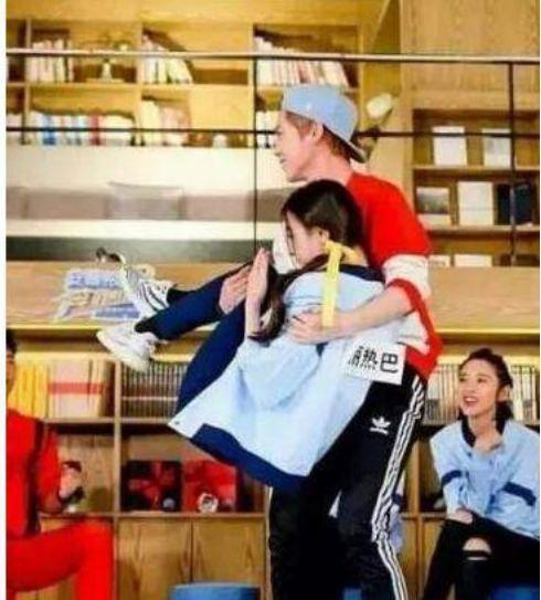 男星公主抱84公斤女星，意外被对方坐裂脚骨，女方自责：我太重了