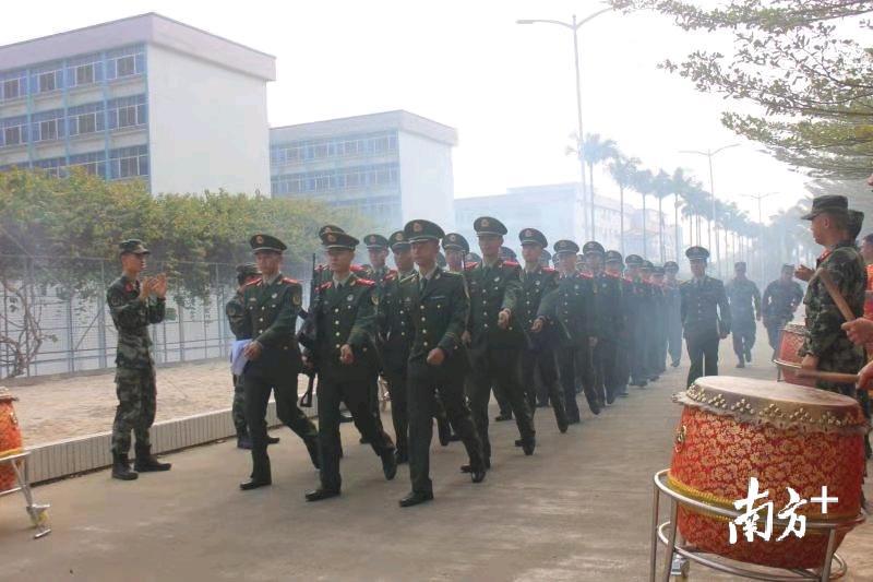 武警阳江支队喜迎新兵下队