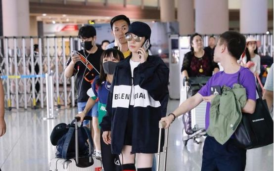 海清为中年女演员发声不成改扮少女？穿杨幂同款过膝袜，42岁成潮妹