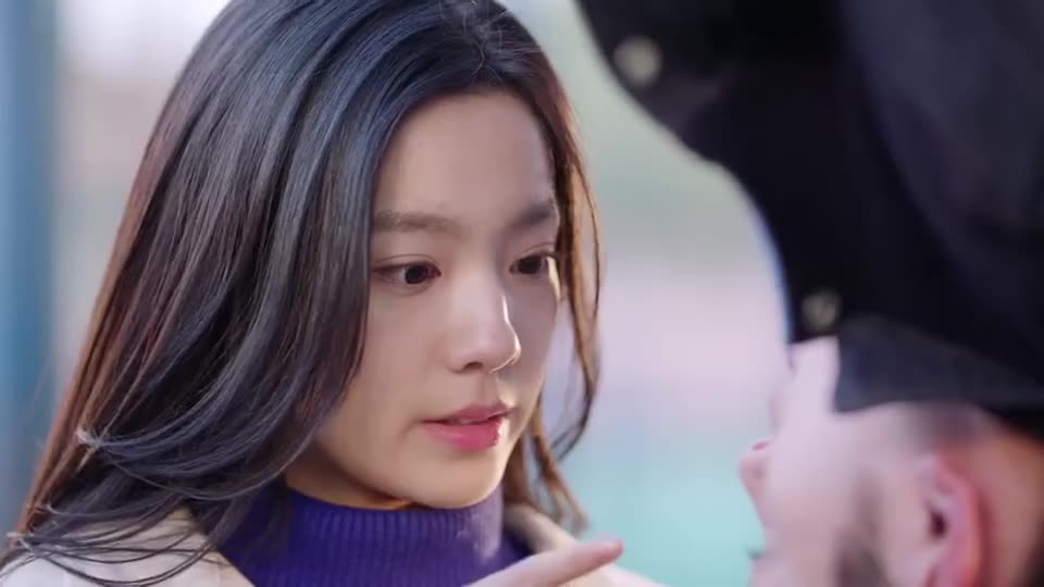 美女担心男孩,没想到男孩突然倒立,画面简直太