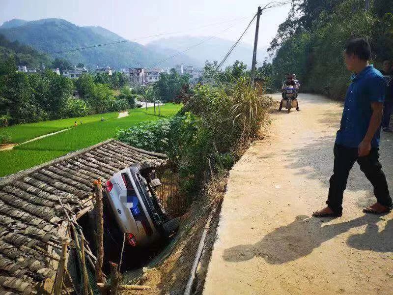 (10月2日)上午在容县浪水扶昨村乡村道路,有一辆小车直接飞上了路边的