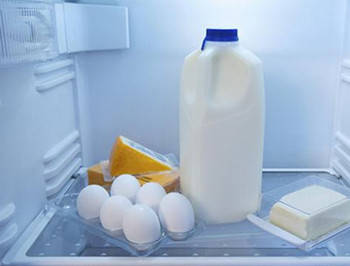 冰牛奶舒缓晒伤肌肤