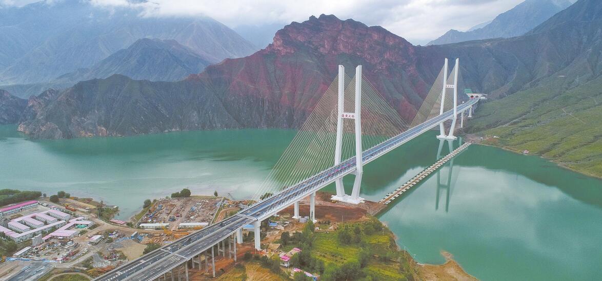 海黄大桥通车.